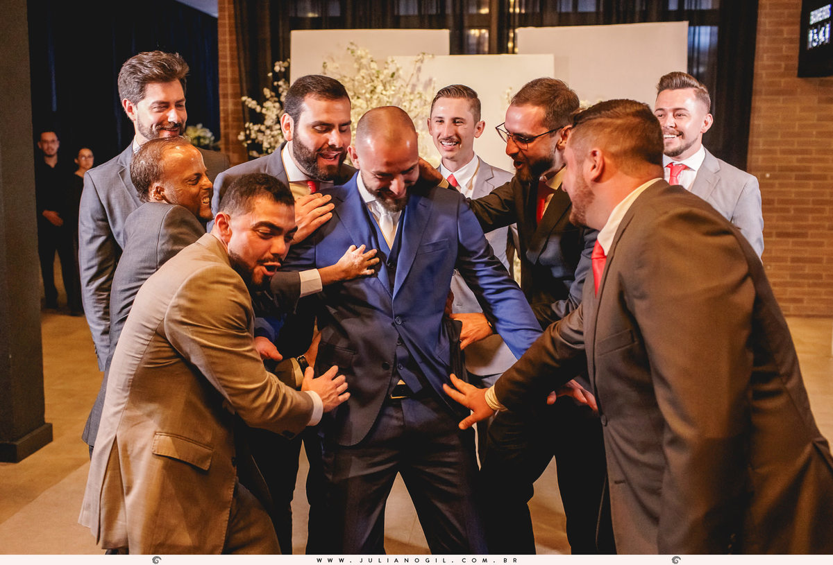 padrinhos brincando com o noivo