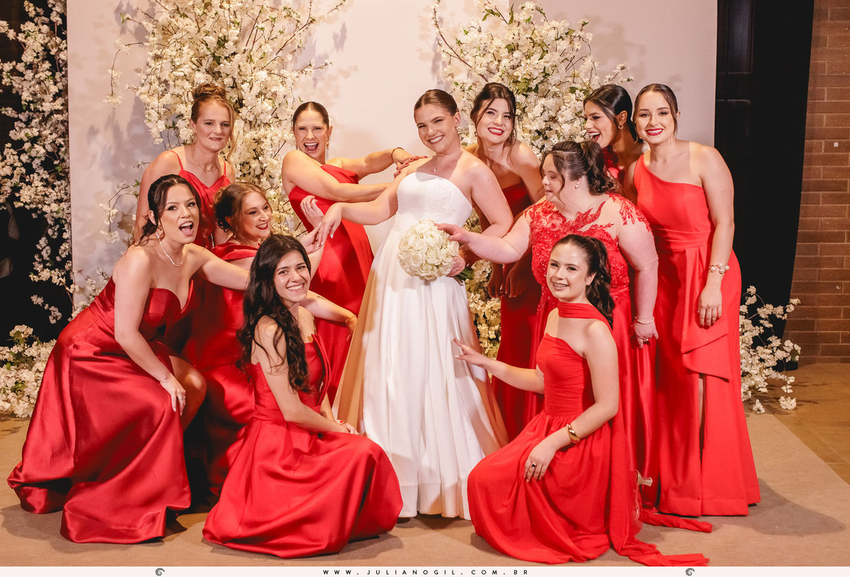 noiva posando com as madrinhas