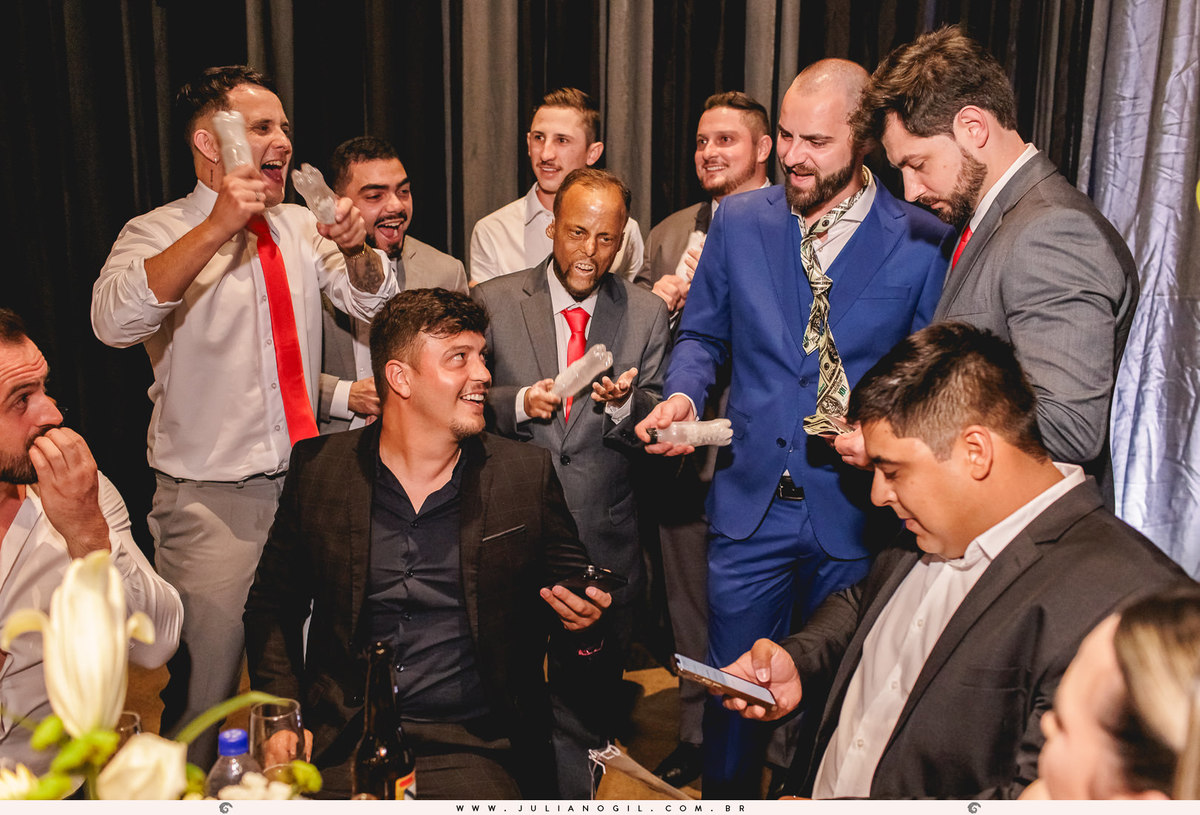 noivo e padrinhos arrecadando dinheiro dos convidados