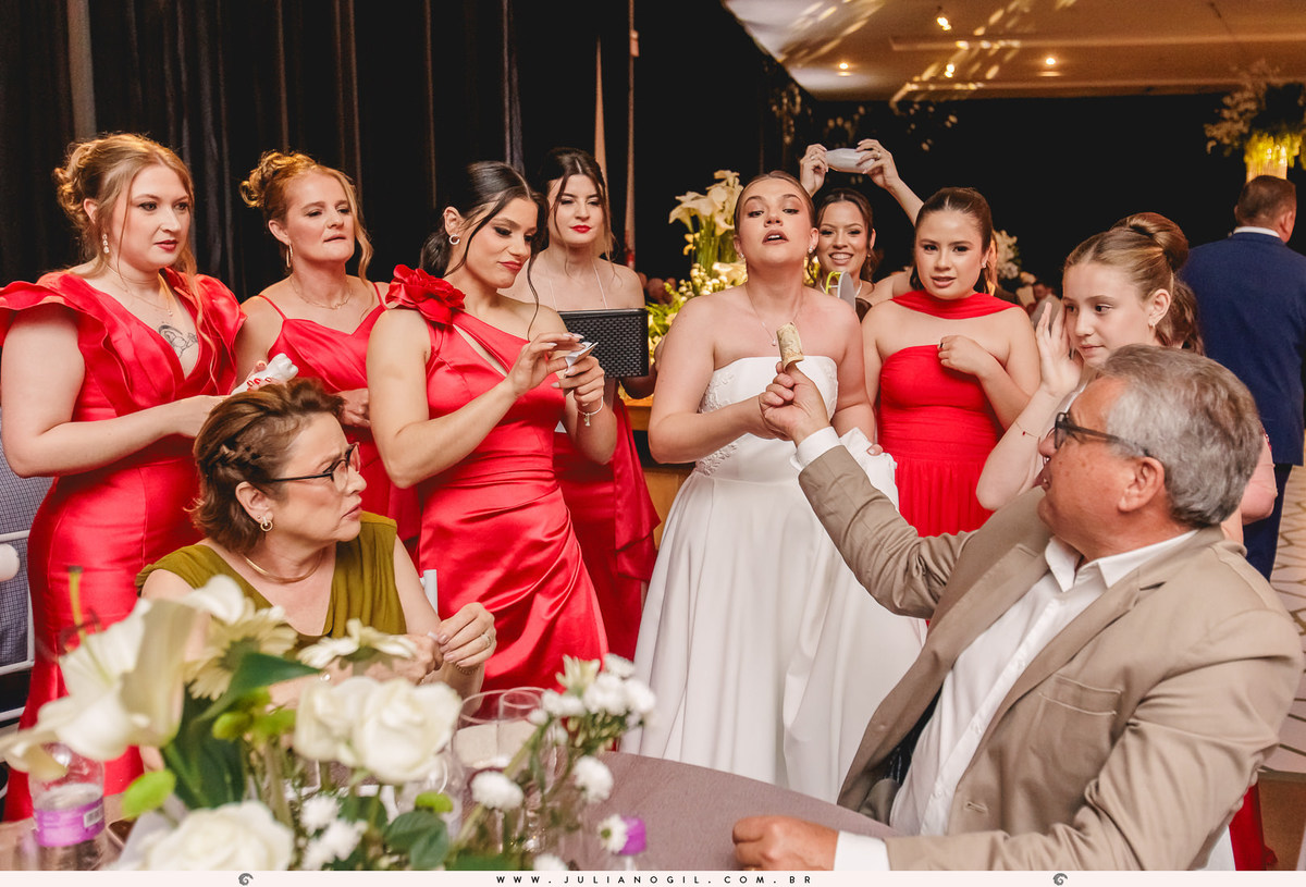 noiva e madrinhas arrecadando dinheiro dos convidados