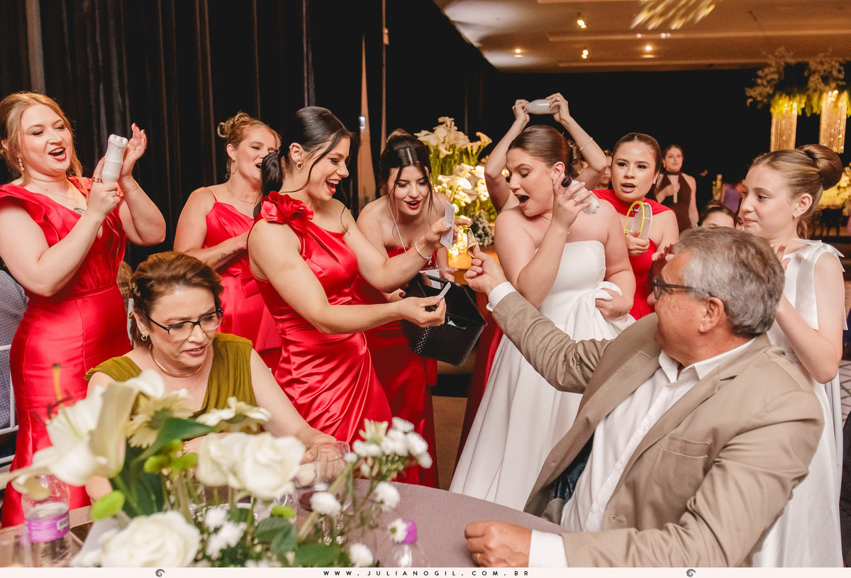 noiva e madrinhas arrecadando dinheiro dos convidados