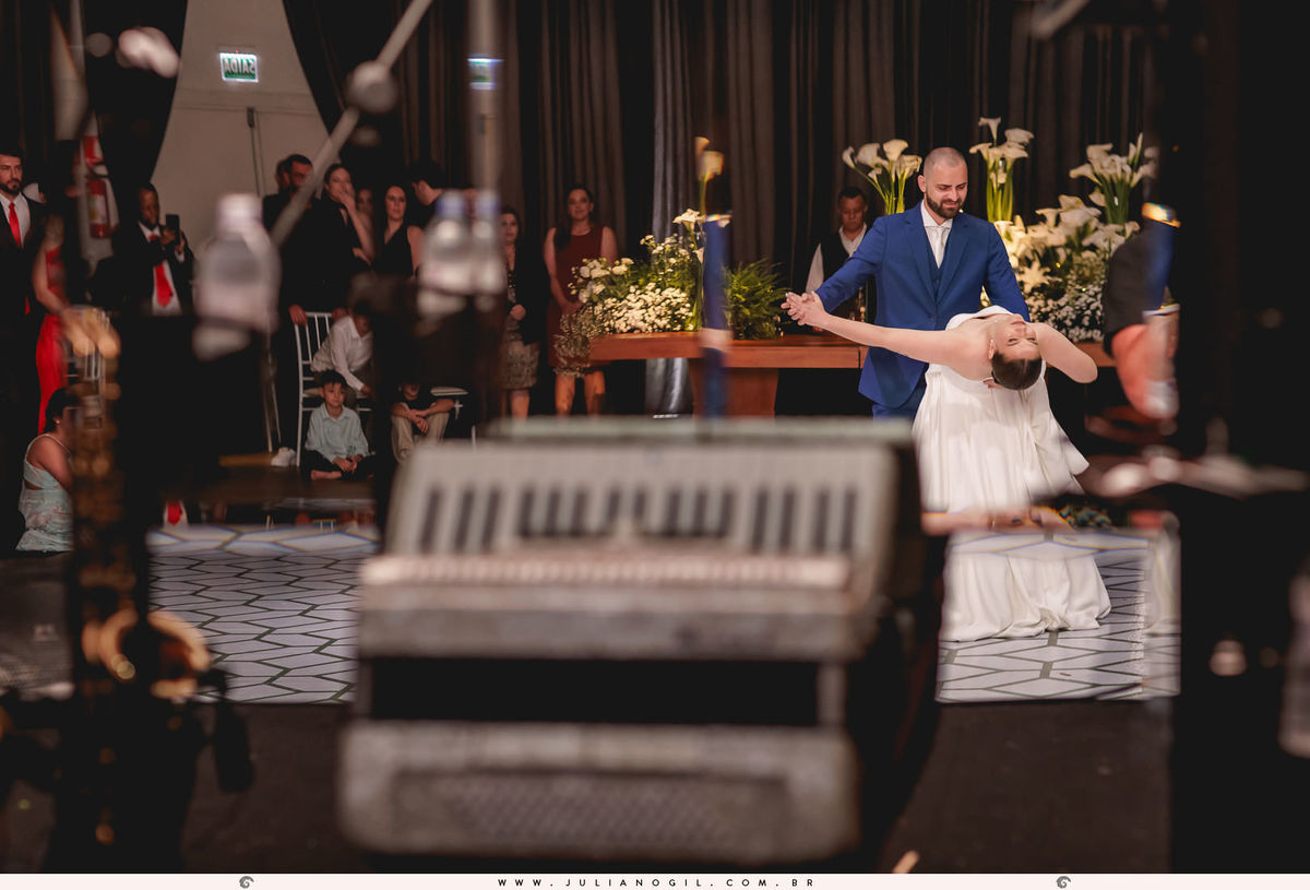 dança dos noivos no centro de eventos italiano em irati, no paraná