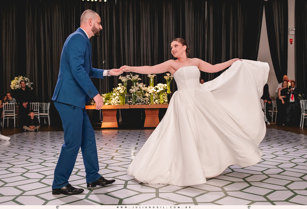 dança dos noivos no centro de eventos italiano em irati, no paraná