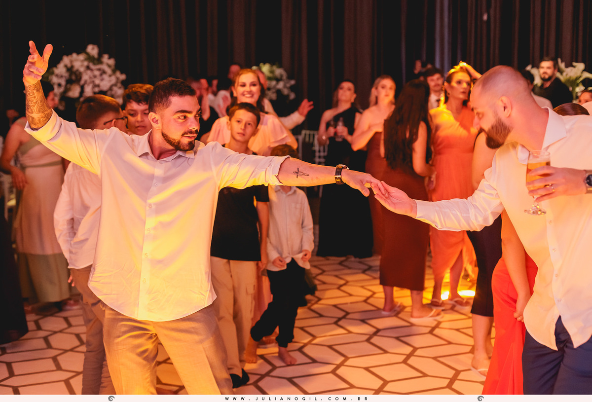 noivo dançando com amigos