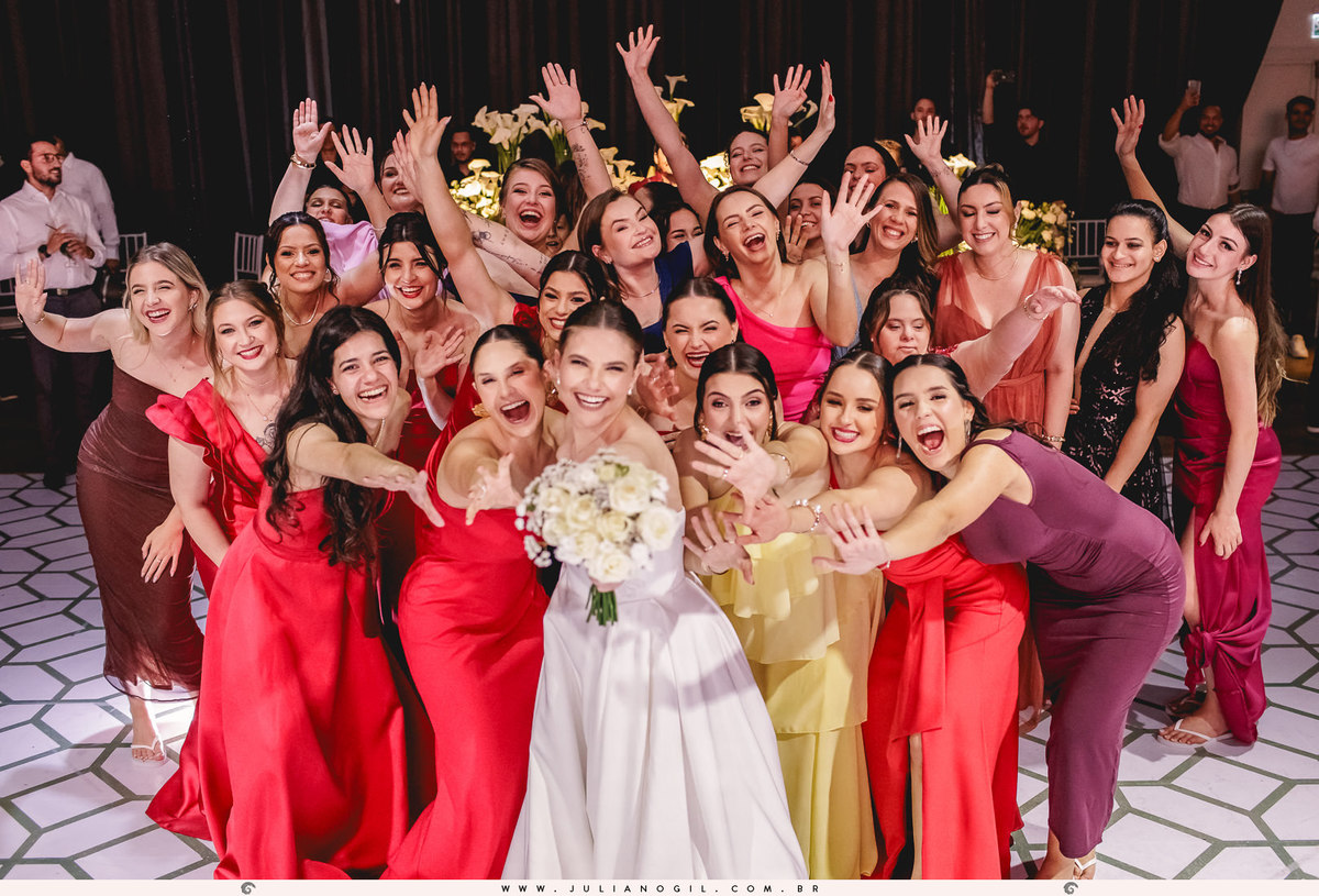 noiva maria eduarda segurando seu buquê ao fundo um grupo de mulheres tentando pegar