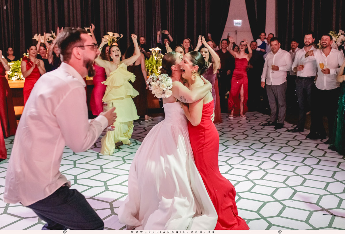 noiva comemorando com amiga que pegou o buquÊ