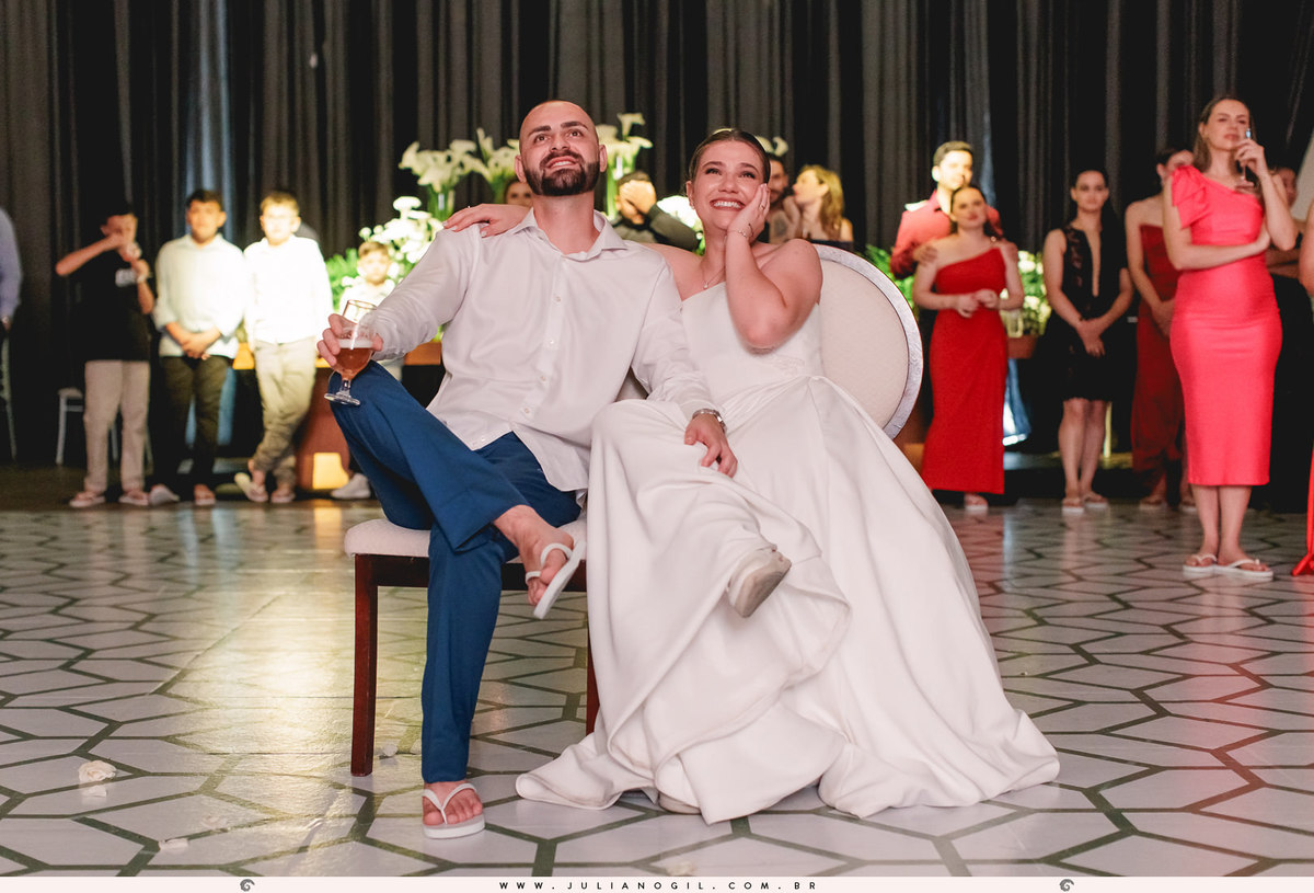 noivos assistindo ao vídeo de same day