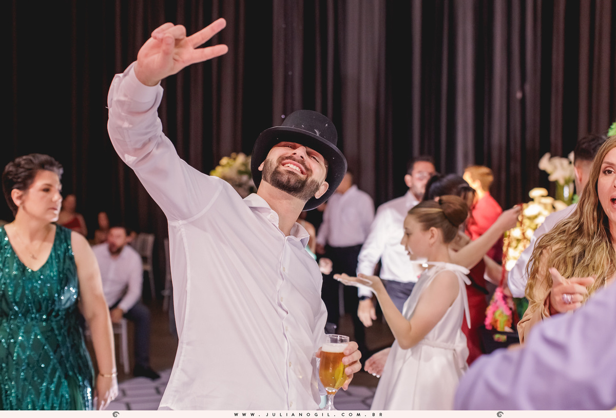 noivo posando para foto com amigos