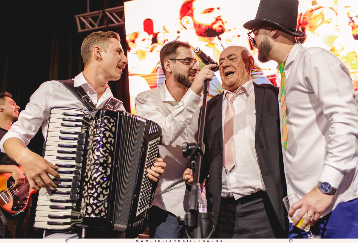 noivo e convidados cantando no palco