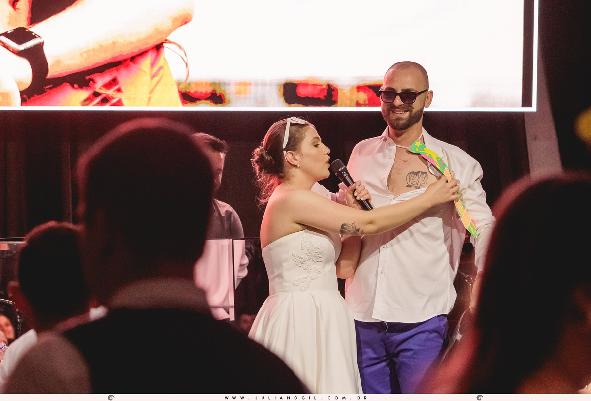 noivos cantando no palco