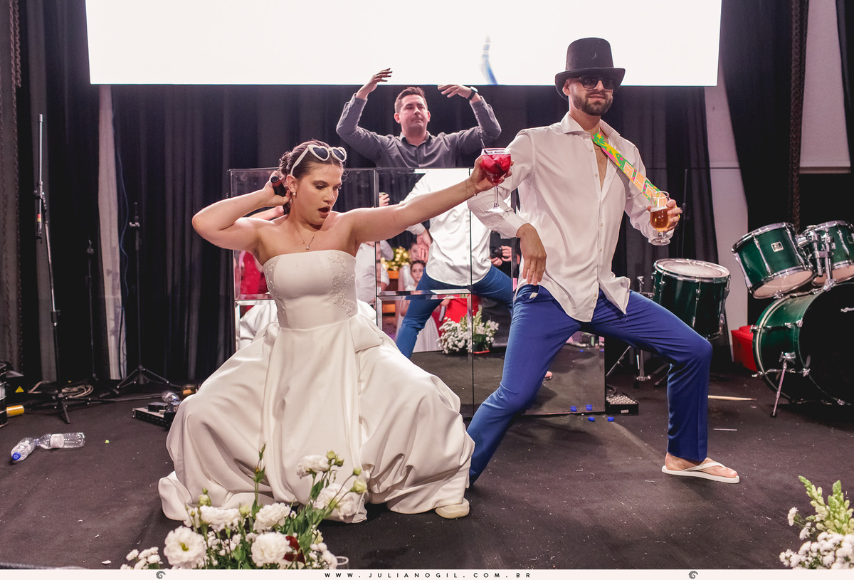 noivos dançando no palco