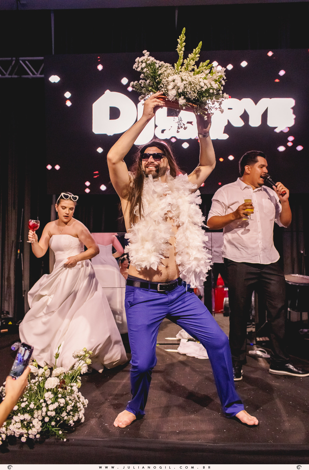 noivos dançando no palco