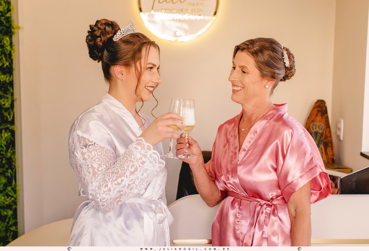 noiva e mãe brindando com champagne durante o making of