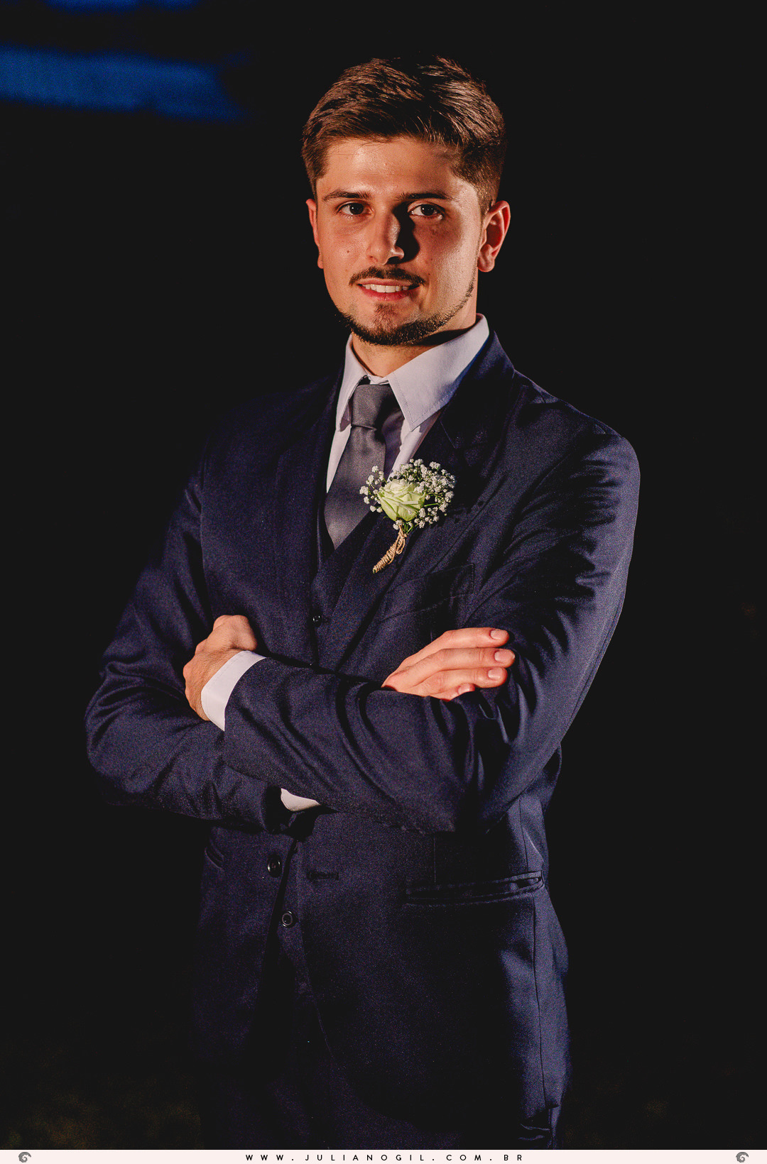 noivo com os braços cruzados durante durante sessão pós-cerimônia