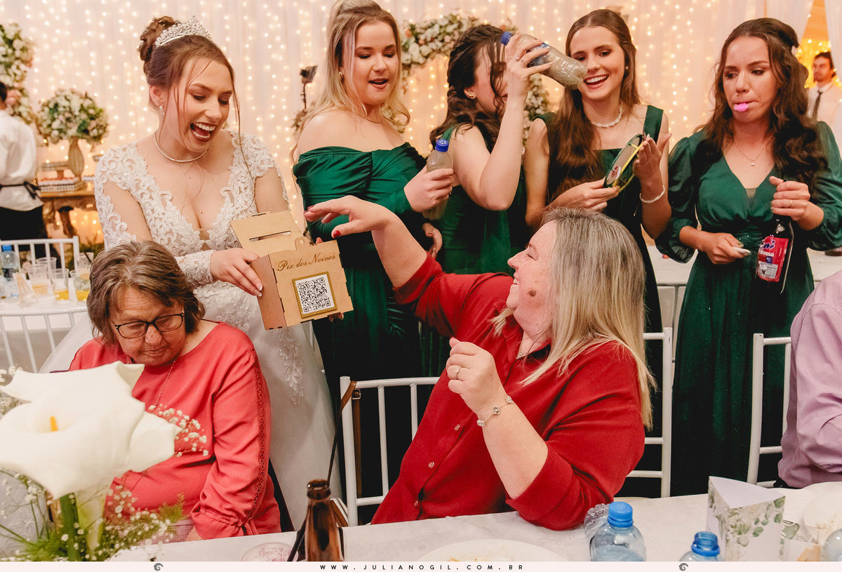 madrinha recebendo dinheiro das convidadas