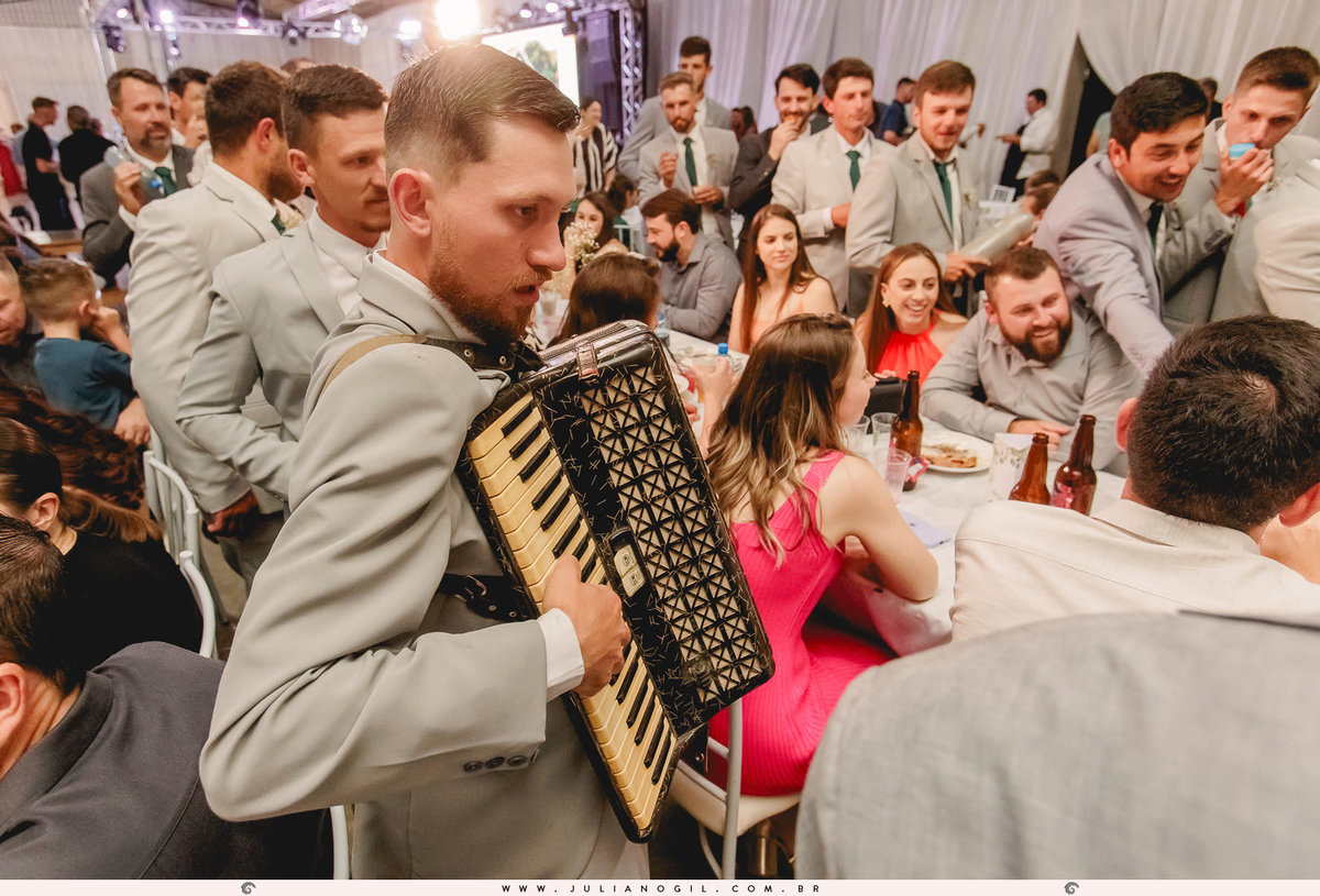 padrinho tocando a sanfona