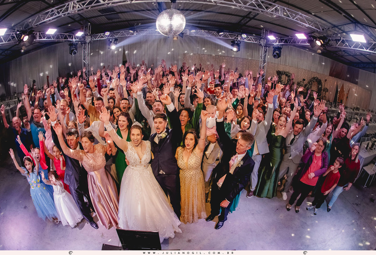 noivos junto com todos os convidadosnoivos dançando durante a festa de casamento em Rio Azul, Paraná