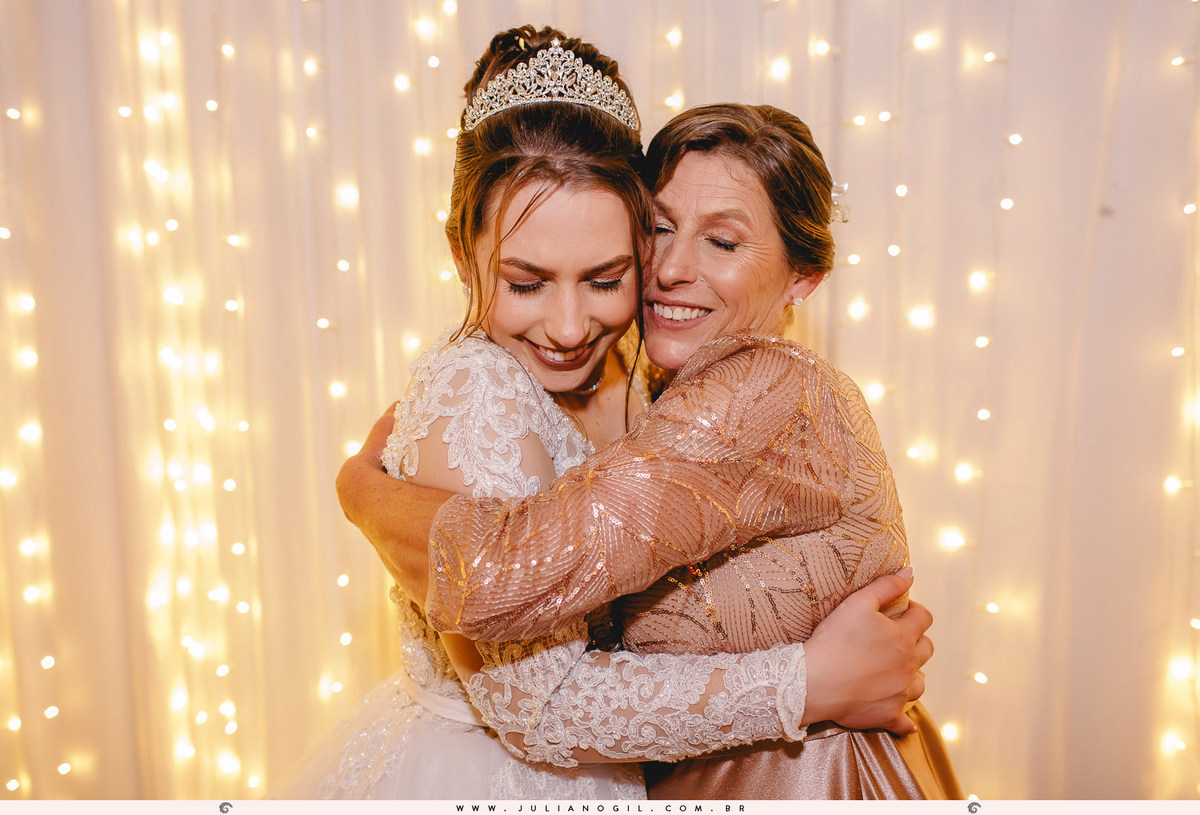 mãe abraçando a noivanoivos dançando durante a festa de casamento em Rio Azul, Paraná