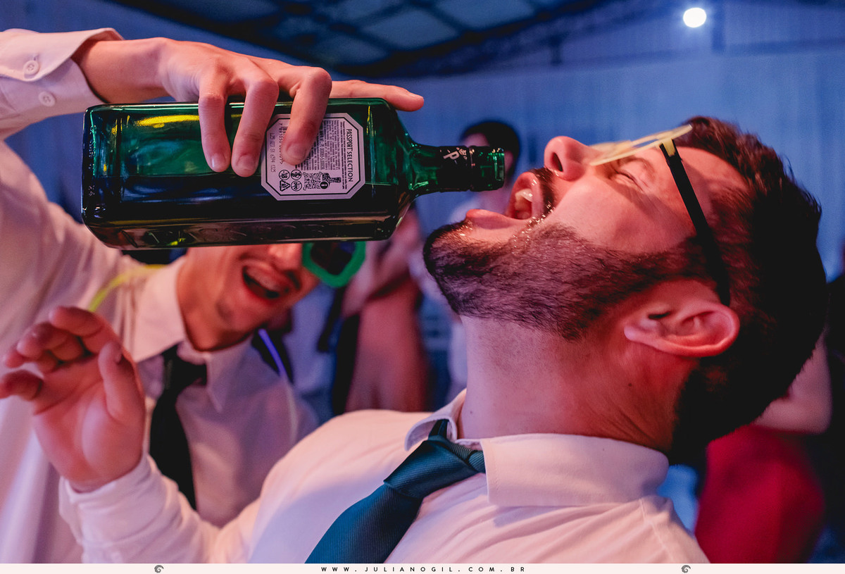 padrinhos bebendo durante a festa de casamento em Rio Azul, Paraná
