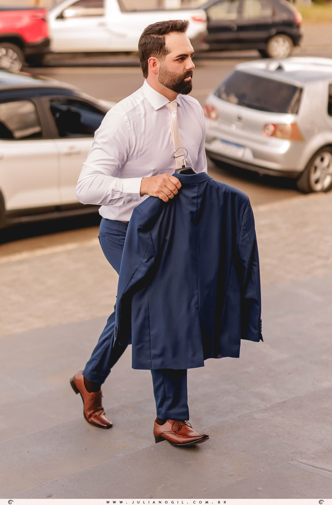 noivo chegando na igreja segurando seu terno de casamento