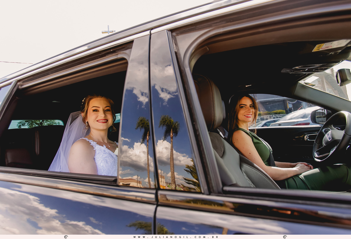 noiva e a motorista que a levou para a igreja
