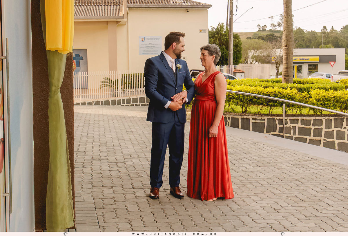 mãe do noivo abraçada com o filho antes da cerimônia de casamento