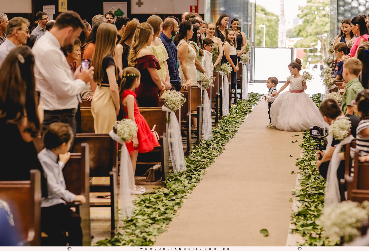 entrada do pajem e daminha na igreja