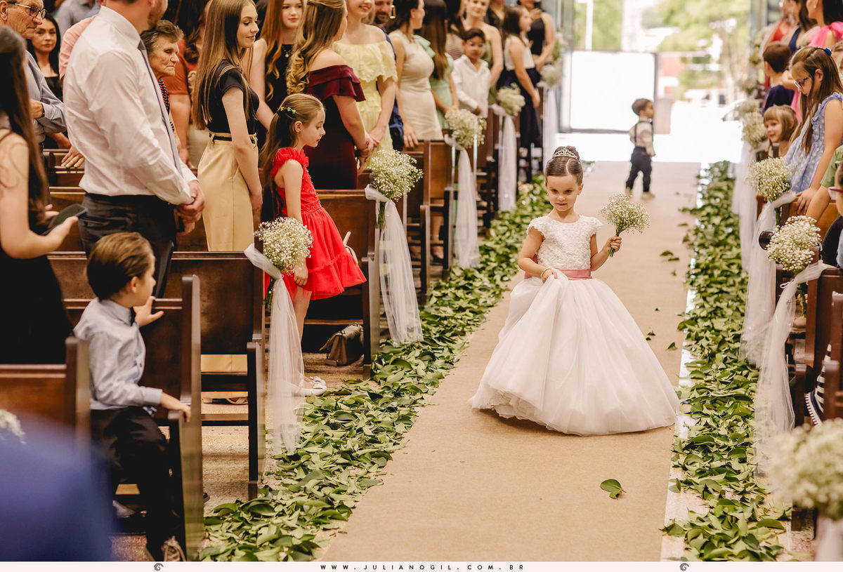 entrada do pajem e daminha na igreja