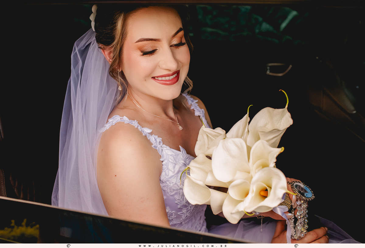 noiva dentro do carro em frente a igreja antes do casamento