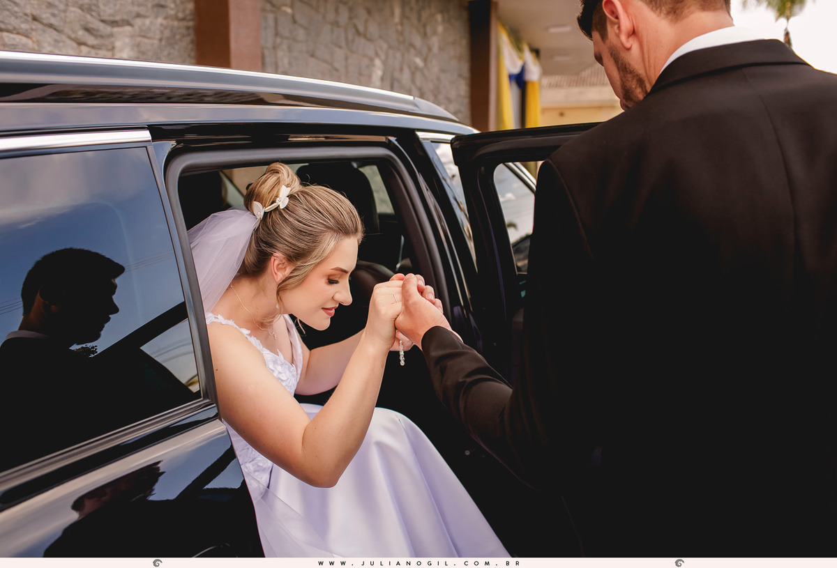 noiva dentro do carro em frente a igreja antes do casamento