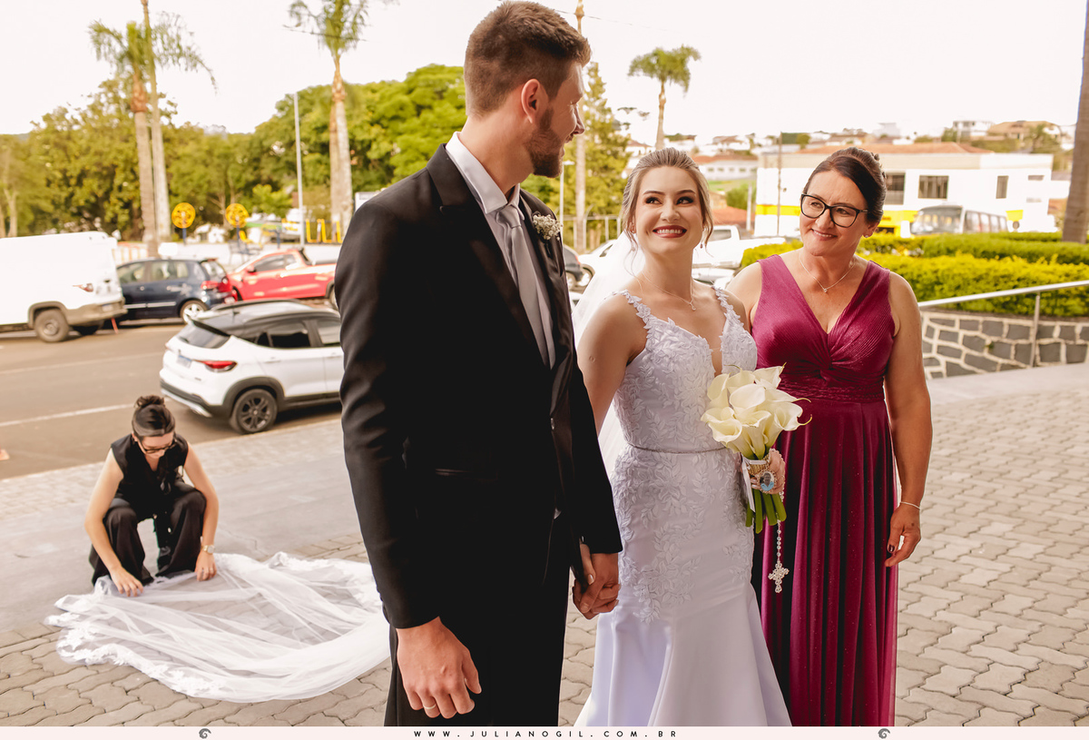 noiva com o irmão e mãe antes da cerimônia