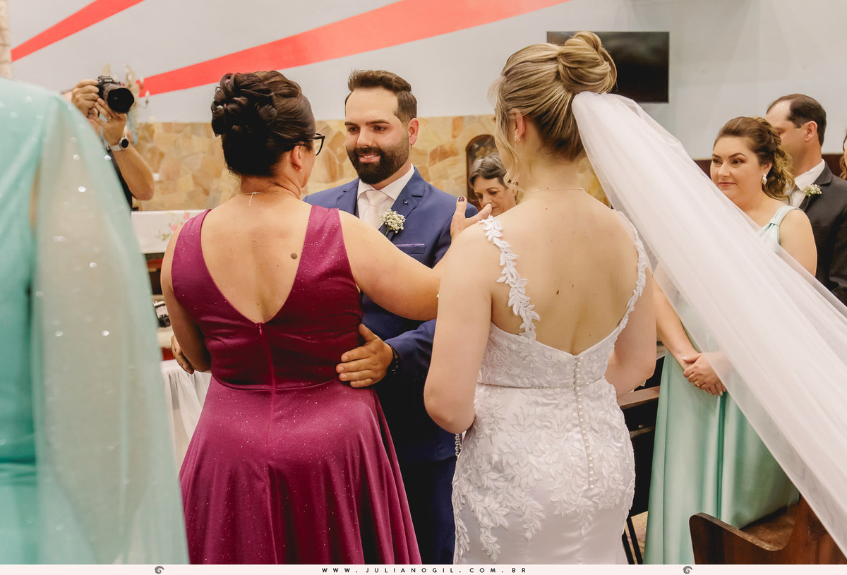 noivo cumprimentando a mãe da noiva