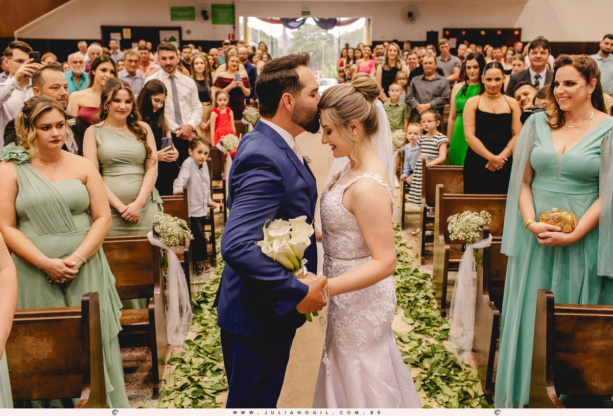 noivo beijando a noiva no início da cerimônia
