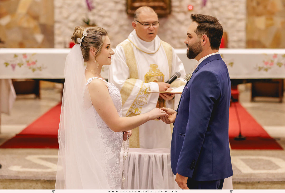 noivos trocando votos