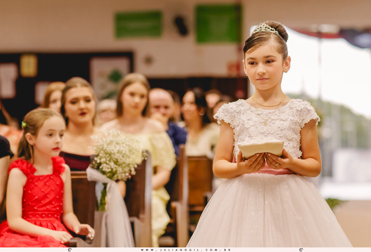 daminha entrando com as alianças