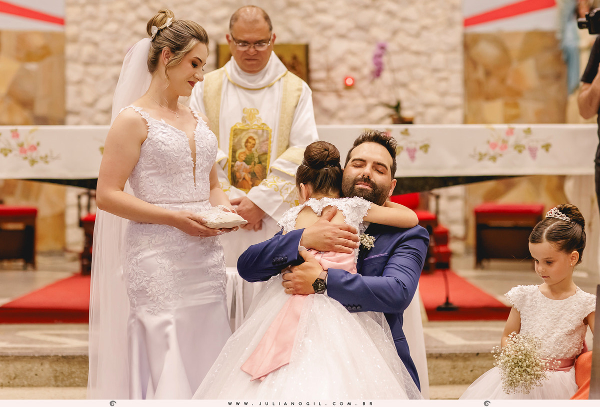 daminha sendo recebida pelos noivos na entrega das alianças