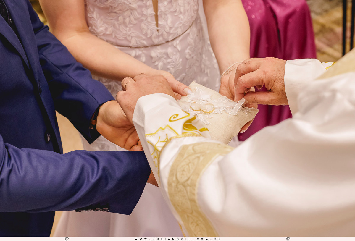 padre abençoando as alianças