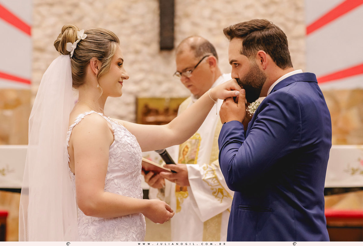 noivos trocando alianças