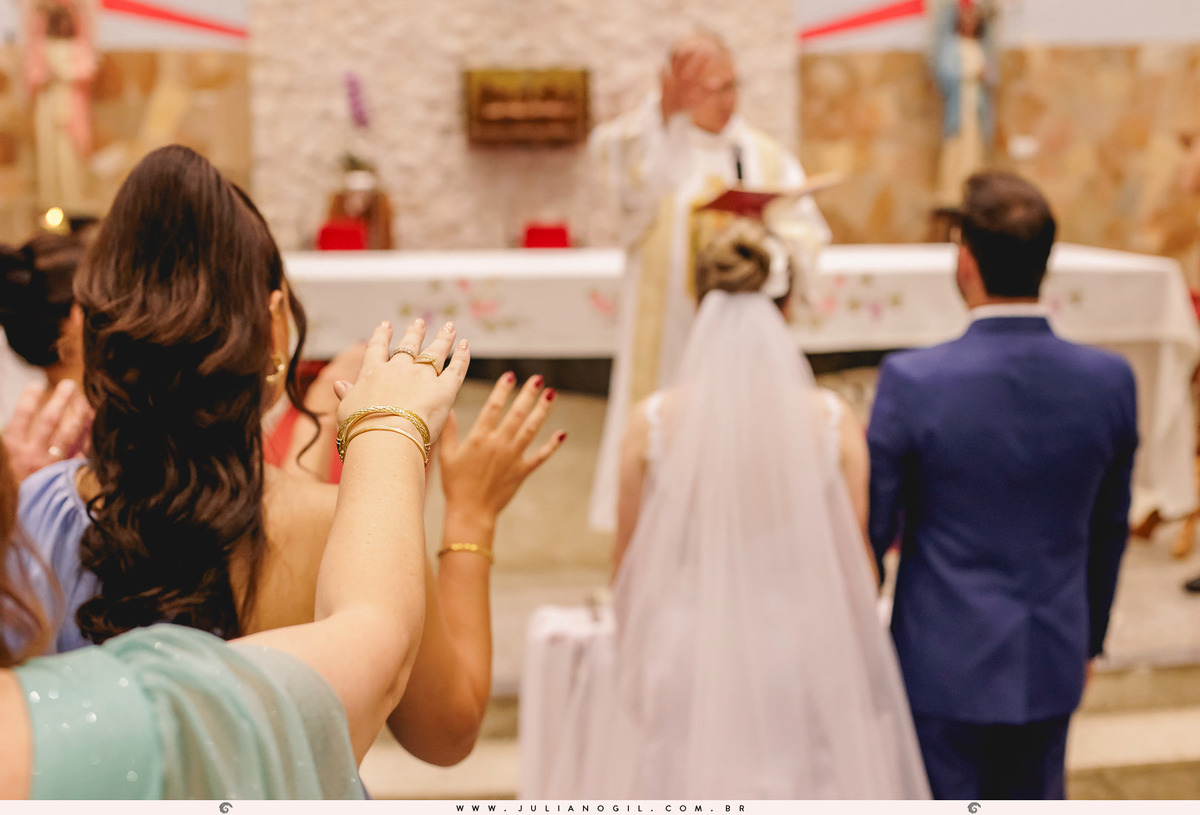 convidados abençoando o casal de noivos