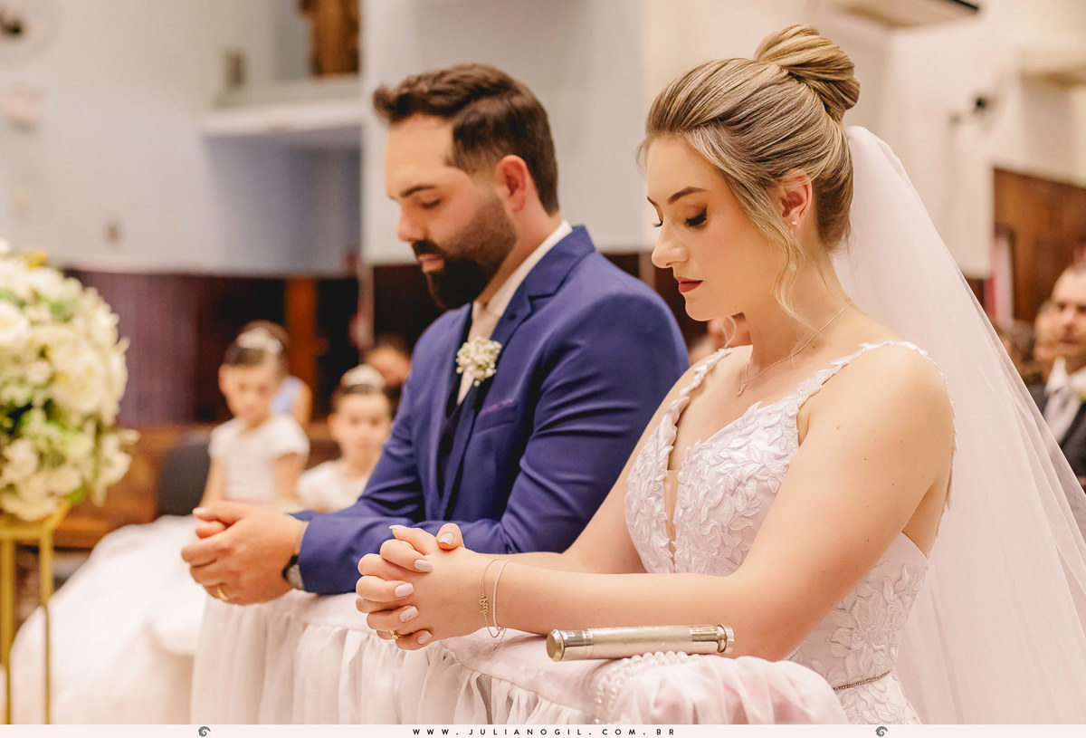 noivos rezando na igreja