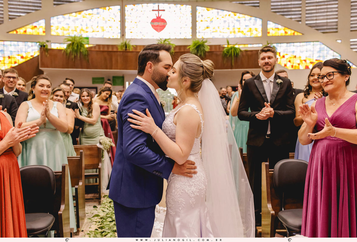 noivos se beijando no final da cerimônia
