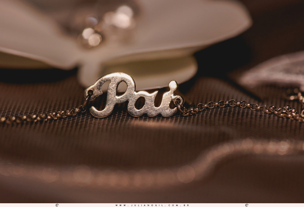 pulseira usada pela noiva escrita a palavra pai