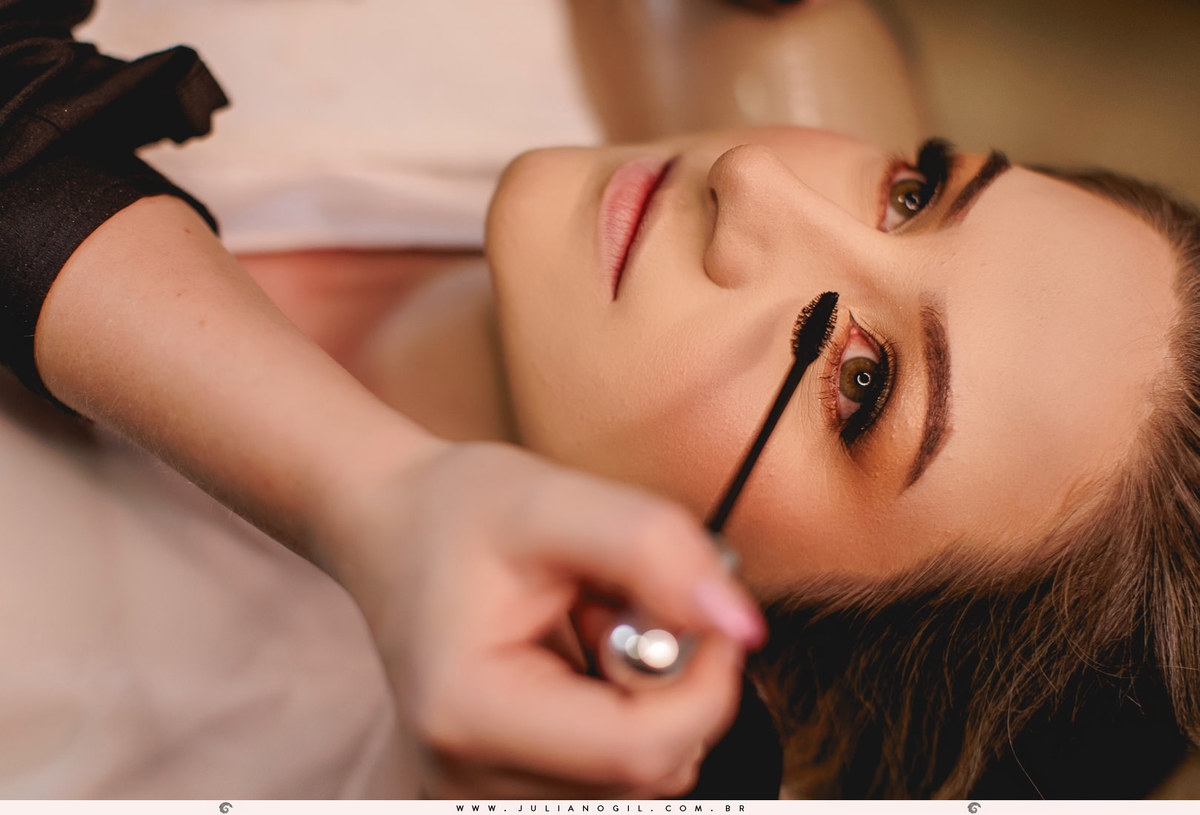 maquiadora passando rímel nos olhos da noiva
