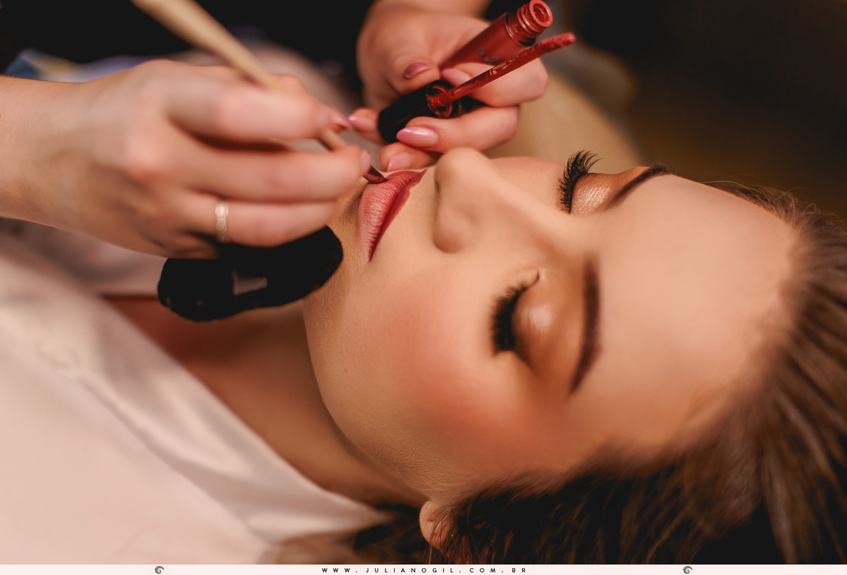 maquiadora passando batom nos lábios da noiva