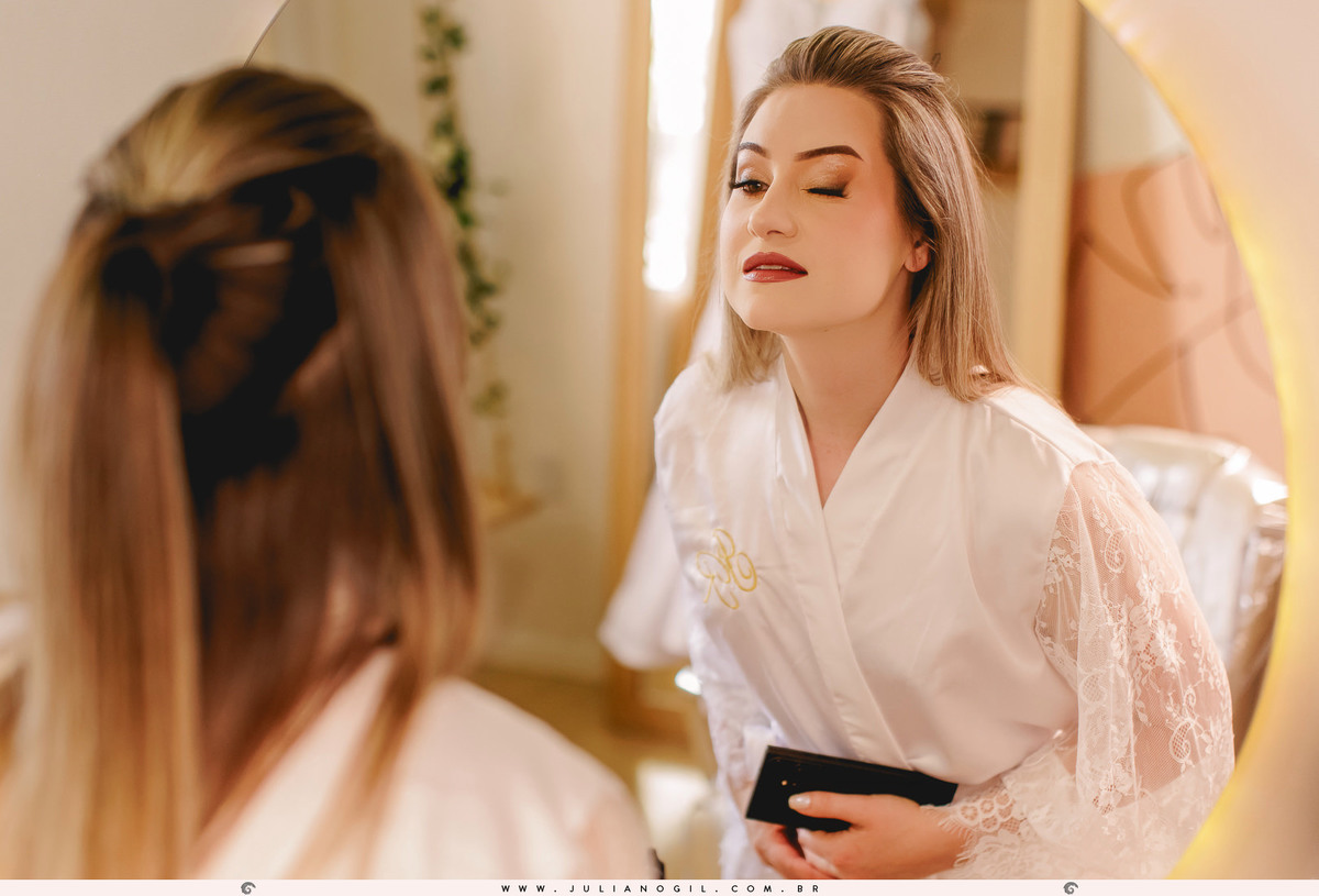 noiva se olhando no espelho
