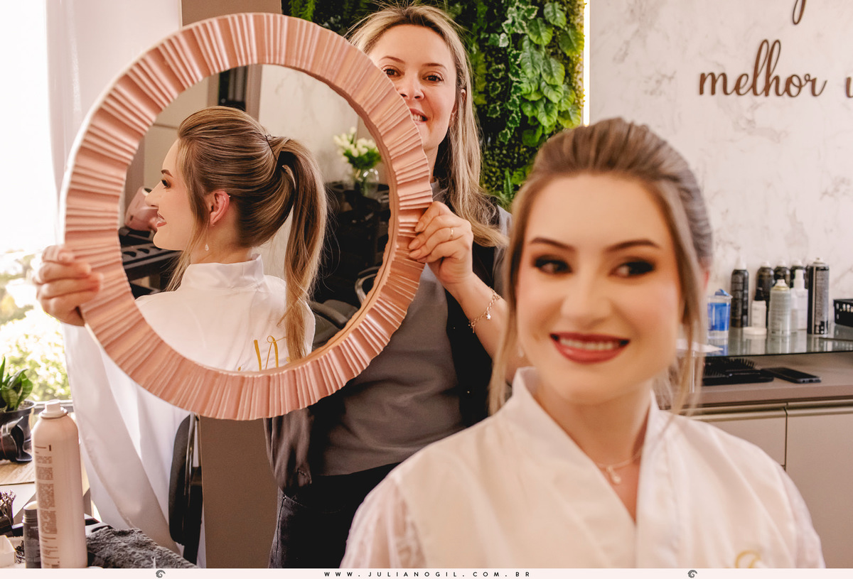 noiva olhando seu penteado no espelho 