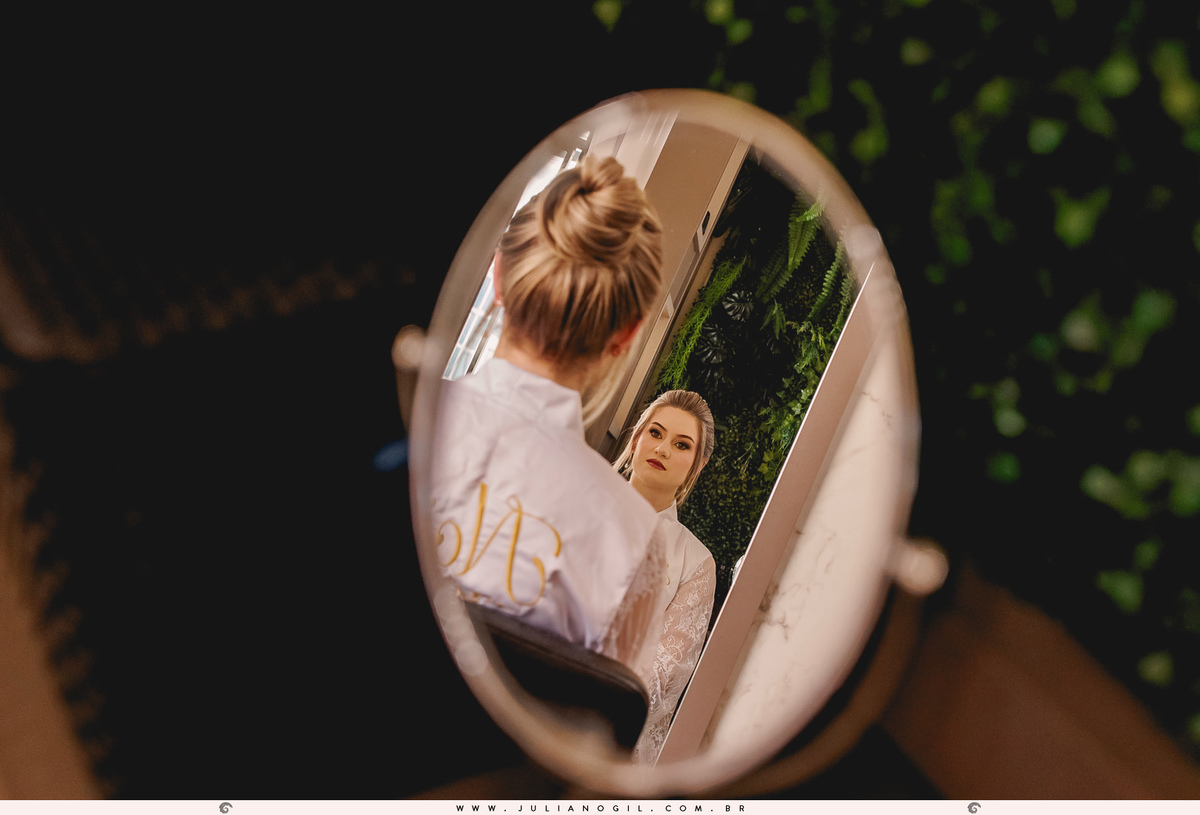 noiva sendo vista por um espelho