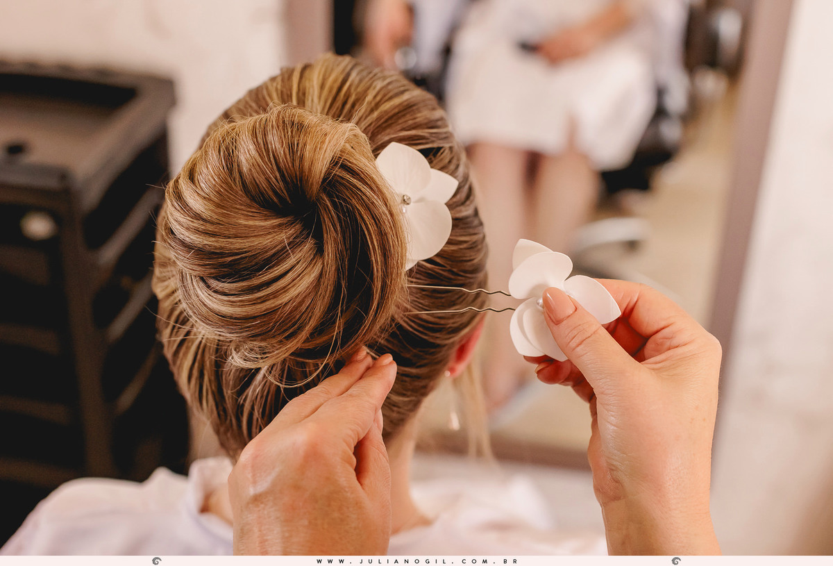 acessórios do cabelo da noiva sendo colocados