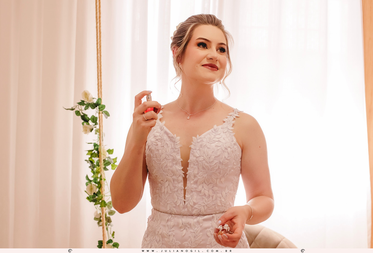 noiva passando perfume durante o making of