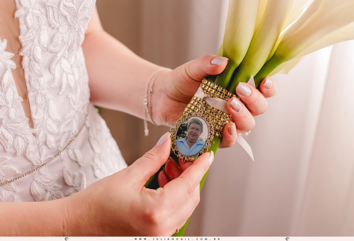noiva segurando o buquê com relicário com foto do seu pai